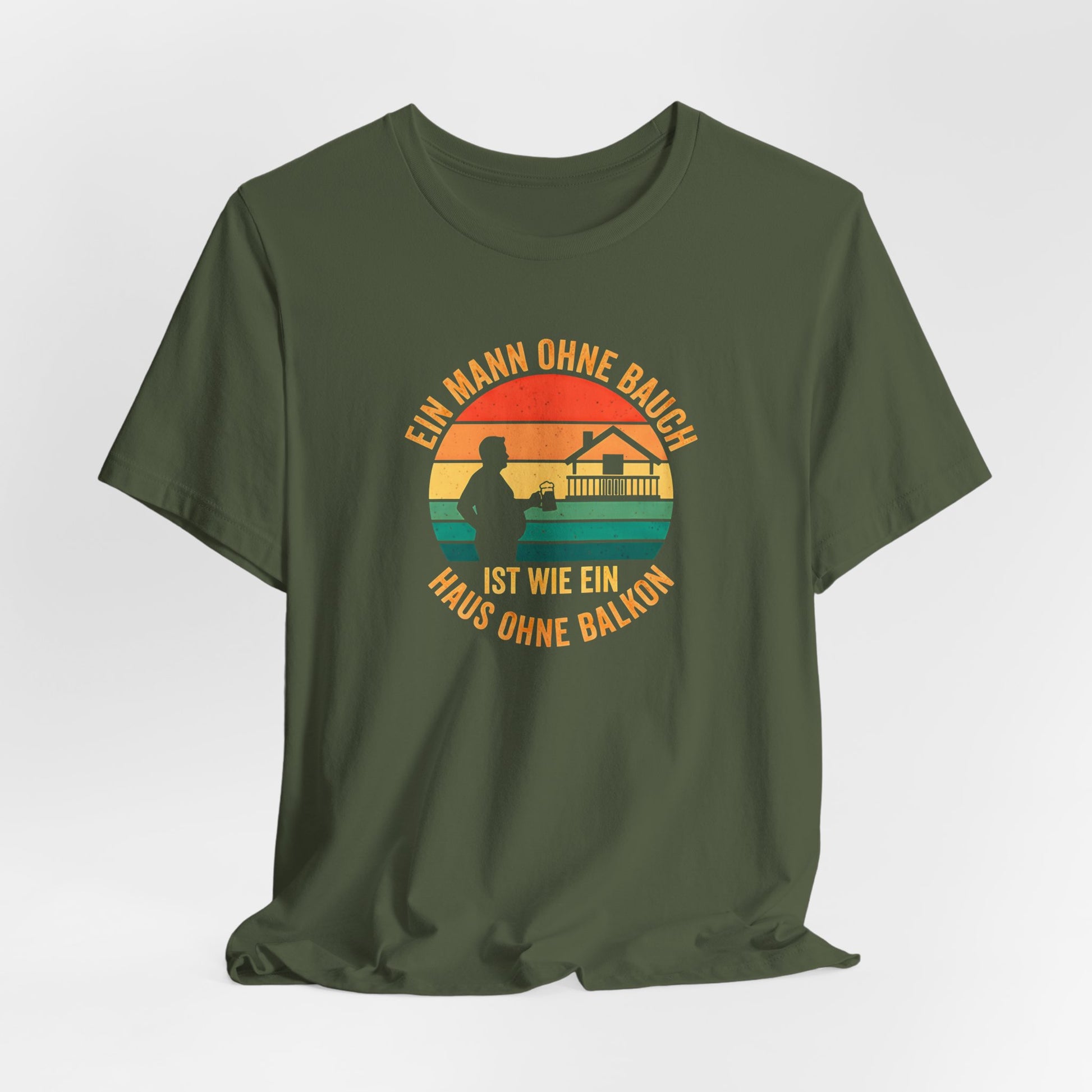 Nahaufnahme des hochwertigen Textildrucks auf dem grünen T-Shirt. Das runde Retro-Design zeigt die Silhouette eines Mannes mit Bierkrug neben einem Haus mit prominentem Balkon vor einem gestreiften Sonnenuntergang. Der Text "EIN MANN OHNE BAUCH IST WIE EIN HAUS OHNE BALKON" umrahmt das Motiv in einer Vintage-Schriftart. Der Druck ist scharf, die Farben sind deckend, aber nicht gummiartig, was auf eine hohe Qualität hindeutet. Man erkennt die weiche Textur der Baumwolle des Bella Canvas 3001 Shirts.