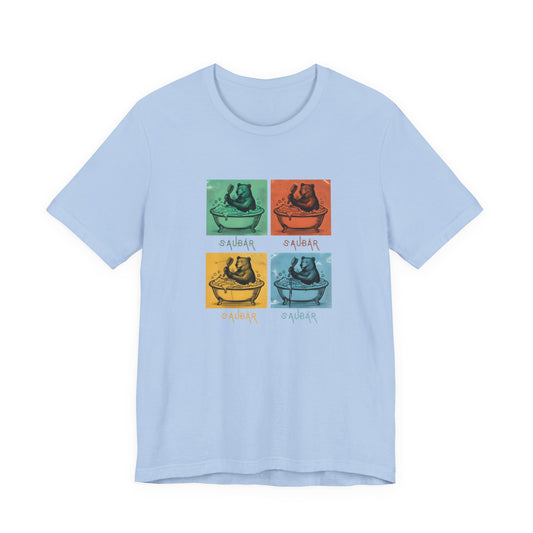 Vintage-Illustration eines Bären in einer Badewanne mit dem Schriftzug Saubär auf einem hellblauem T-Shirt
