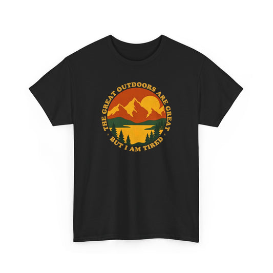 Retro 70s Berglandschaft schwarzes T-Shirt mit "The Great Outdoors are great but I am tired" Schriftzug.