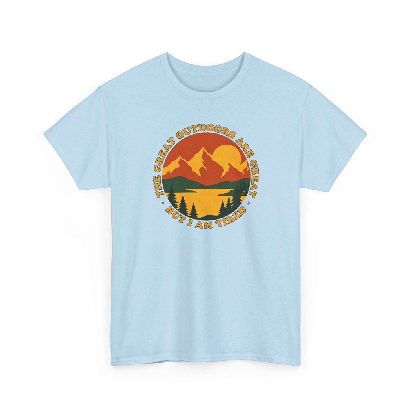 Retro 70s Berglandschaft hellblaues T-Shirt mit "The Great Outdoors are great but I am tired" Schriftzug.