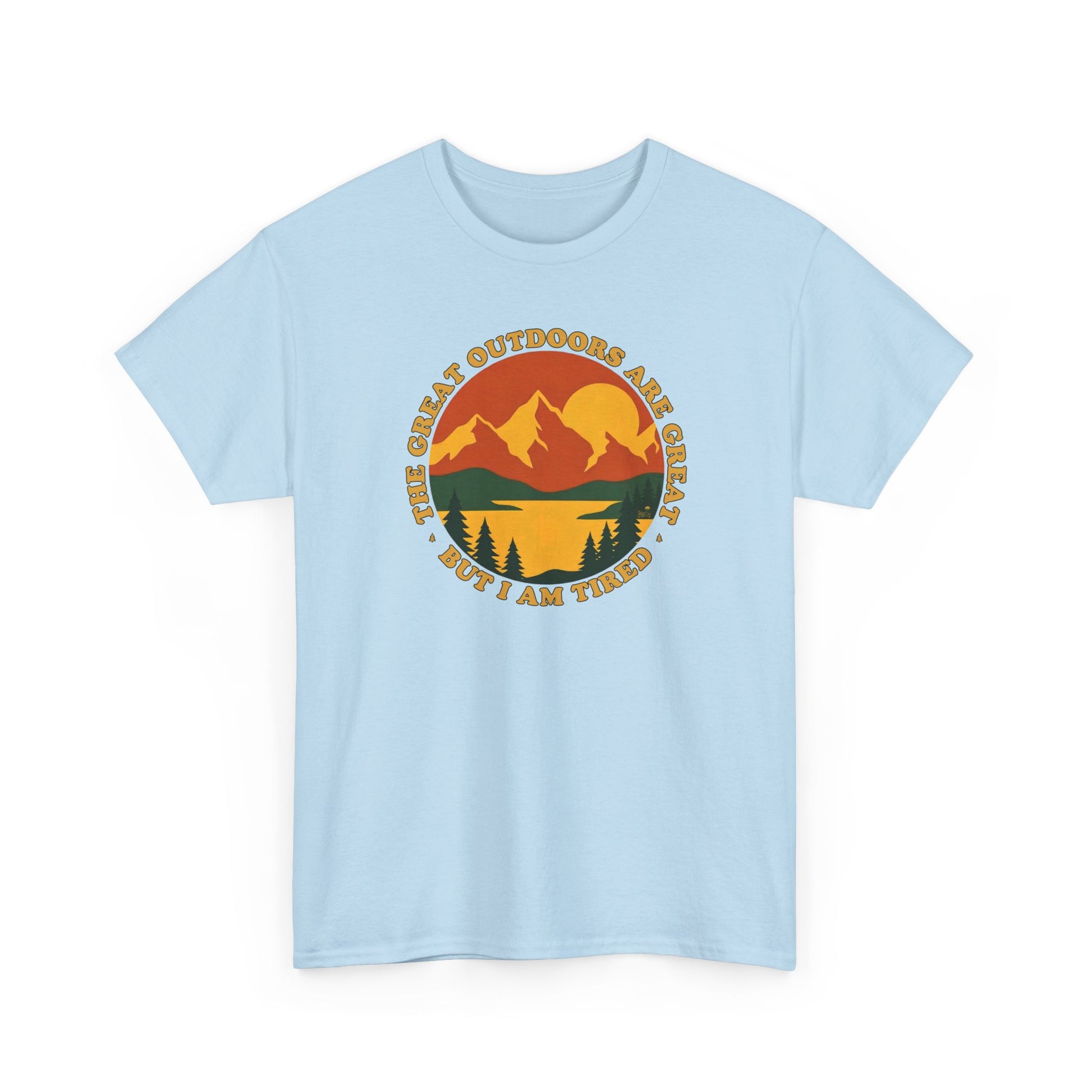 Retro 70s Berglandschaft hellblaues T-Shirt mit "The Great Outdoors are great but I am tired" Schriftzug.