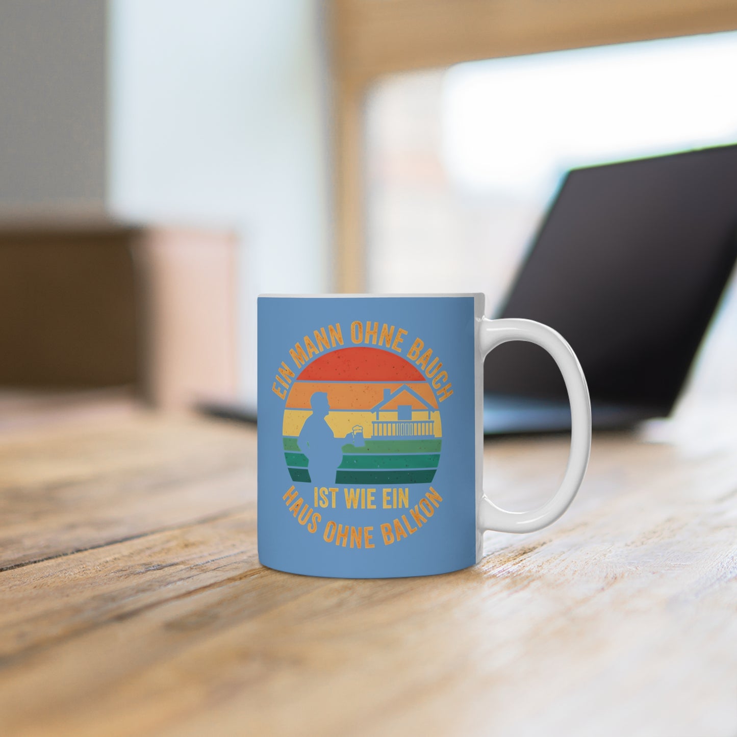 Vintage Keramik-Tasse 11 oz mit Spruch „Ein Mann ohne Bauch ist wie ein Haus ohne Balkon“ — Geschenk für Männer mit Humor auf hellblauem hintergrund