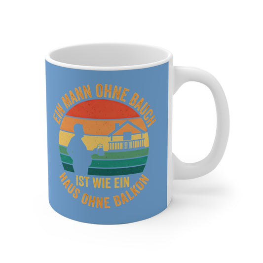 Vintage Keramik-Tasse 11 oz mit Spruch „Ein Mann ohne Bauch ist wie ein Haus ohne Balkon“ — Geschenk für Männer mit Humor auf hellblauem Hintergrund
